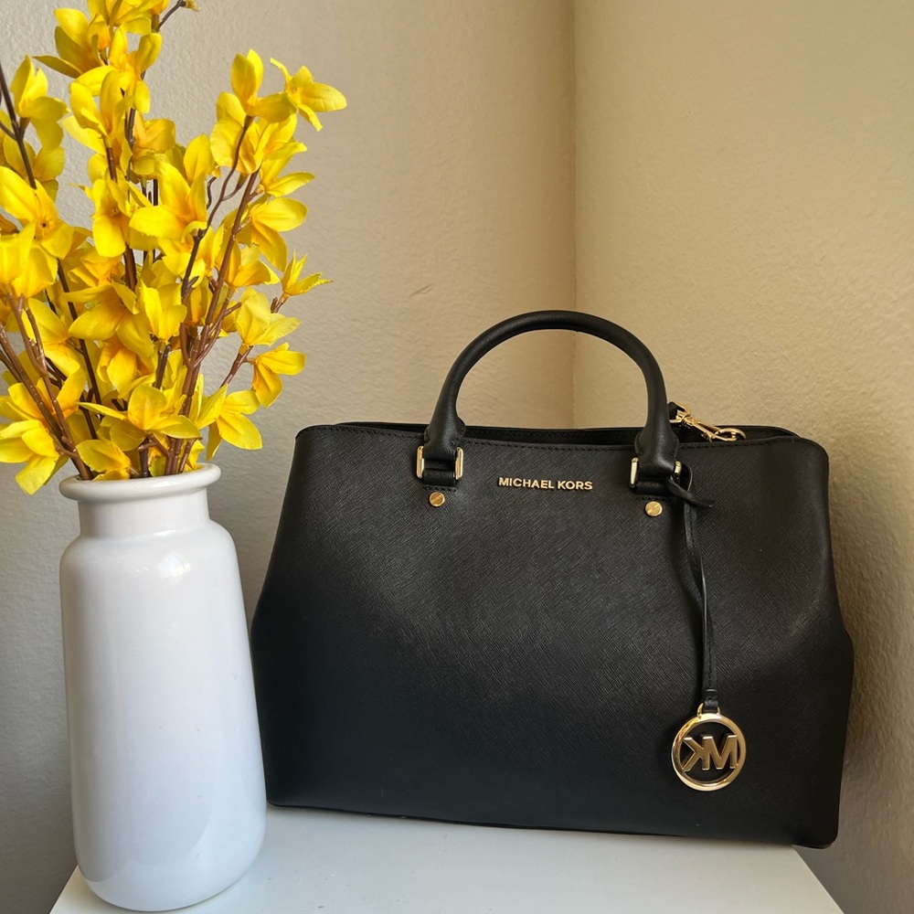 Medium Size Like New Michael Kors Purse
